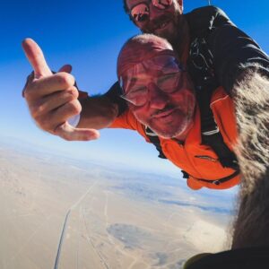 Frank Rosin Instagram - Was für ein geiler Moment!
Danke für die unfassbaren Bilder, danke an das Kamerateam @lukaswunschik und @charlygrote 
Einfach mal aus 5000 Metern über Las Vegas aus dem Flugzeug springen!
#roadtripamerika jetzt 20:15 bei @kabel_eins mit @ali_guengoermues und @alexanderkumptner !