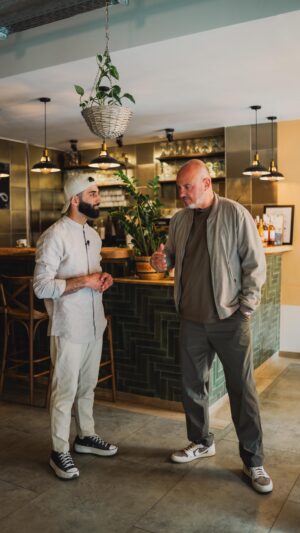Frank Rosin Instagram - Bereit für eine kulinarische Reise? 🍽️ Das spannende, brandneue Format mit Sternekoch Frank Rosin – ab nächster Woche auf unserem Account! Schaut vorbei 👀

#reels #viral #reelsvideo #reelsinsta #reelsviral #instaviral #frankrosin #rose #sternekoch #kulinarischereise #neuesformat #teaser #comingsoon #staytuned #food #foodstagram #kochen #cooking #ggmgastro #ggm-x-vandrap-media