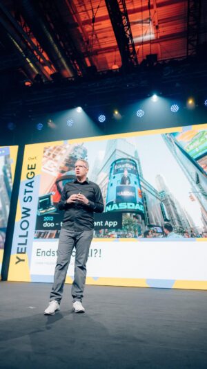 Frank Thelen Instagram - & NOCH ein #OMR-Recap-Post 🥱

Nach zwei Tagen vor Ort geht der OMR-Overload überall bei Social Media weiter 🤐

Auch mein Medienteam hat mich natürlich begleitet und einige Eindrücke von der OMR eingefangen, die ich jetzt im Nachgang mit euch teilen möchte.

Aber mal ehrlich – könnt ihr den OMR-Content noch sehen oder reicht es euch schon? 

Wir haben beschlossen, nach diesem Post erstmal 48 Stunden Social-Media-Pause zu machen 😉

Happy Weekend! 🥂 💃🏻 🕺🏻

#omr #overload #weekend