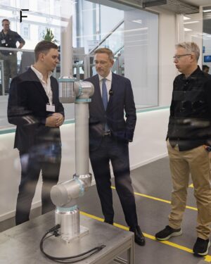 Frank Thelen Instagram - Ein paar erste Eindrücke der Eröffnung des neuen @robco_therobotcompany Headquarters in München mit @celine.flores , @christianlindner & Lara Sophie Bothur 🚀🎊🦾🤖