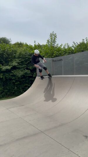 Frank Thelen Instagram - Der Sommer ist da 🛹☀️

#skate #skateboard #summer #miniramp