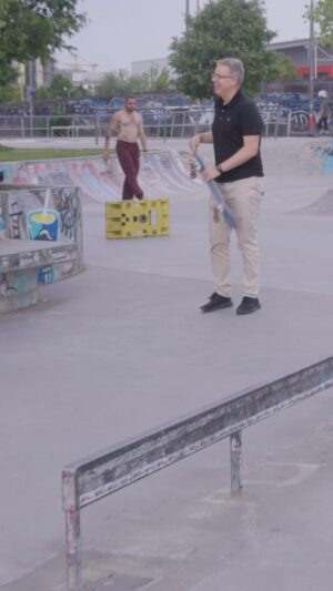 Frank Thelen Instagram - Frankfurt hat einen wirklich 💪 Skatepark. Die Locals haben mir spontan ein Brett geliehen 🛹

#skateboard #frankfurt