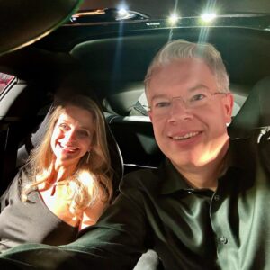 Frank Thelen Instagram - Danke @ferrari für die Einladung, den 12Cilindri zu sehen. Ich kann die Begeisterung & Emotion verstehen, bleibe aber weiterhin elektrisch unterwegs 🔋😎