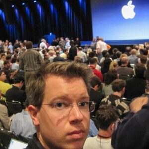 Frank Thelen Instagram - Zum ersten Mal seit Jahren freue ich mich wirklich auf die WWDC – Apples Developerkonferenz heute Abend. 

Jahrelang war die WWDC für mich ein Highlight, doch in der Vergangenheit fehlte es dem Technologiekonzern an wahren Durchbrüchen – selbst die Apple Vision Pro, die mich anfangs sehr überzeugt hat, hat meinen Alltag nicht tiefgreifend verändert.

Das könnte bei den neuen Softwareupdates anders aussehen: Ich gehe davon aus, dass iOS18 uns erstmalig generative KI aufs iPhone bringen wird. 

Zudem soll Siri durch den OpenAI-Deal deutlich intelligenter werden. 

Könnt ihr euch Siri mit der “Gehirnkapazität” von GPT4o vorstellen? Auf welches Update hofft ihr?

Heute Abend wissen wir mehr – ich werde natürlich hier auf LinkedIn berichten! 

#wwdc2024 #wwdc #apple #ios18 #ai #ki