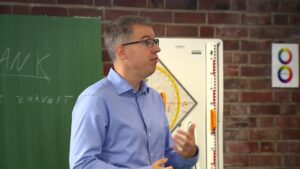 Frank Thelen Instagram - Wir alle begegnen in unserem Leben großen Herausforderungen und müssen durch schwierige Zeiten laufen. Der beste Weg, sie zu überwinden? Passion 🙏

Ich war mit Vox als “Vertretungslehrer” in einer Schulklasse und habe mit den Schülern darüber gesprochen, wie man Herausforderungen im Leben begegnet und sie überwindet.

Die wohl größte Herausforderung meines Lebens war meine große Pleite mit Mitte 20 – ich hatte mein erstes Unternehmen vor die Wand gefahren und sah mich mit der Privatinsolvenz bedroht. Ich bin damals in ein wirklich, wirklich tiefes Loch gefallen.

Was mir letztendlich herausgehalten hat, war meine Passion für Technologie – ich habe irgendwann einfach wieder angefangen, zu programmieren und daraus entstanden ist die führende Fotoservicesoftware, die wir 2008 an fujifilm verkauft haben. Die ganze Story könnt ihr in meiner Autobiografie Startup-DNA nachlesen. 🤓

Deshalb mein Rat an die Schüler und auch an euch: Folgt eurer Passion. Findet etwas, das euch wirklich begeistert. Herausfordernde Zeiten wird es trotzdem geben – vielleicht sogar mehr. Aber mit eurer Passion habt ihr einen Motor, der euch dabei hilft, diese Zeiten zu überwinden.

Erzählt mal – was ist eure Passion? 👇

#DerVertretungslehrer #Passion #technologie #absolvent #arbeit