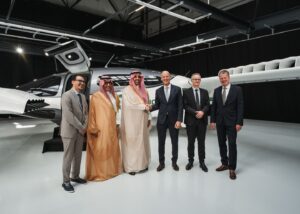 Frank Thelen Instagram - Ein weiterer bedeutender Meilenstein für @liliumaviation ✨👏

Die Saudia Group hat heute einen Kaufvertrag mit Lilium unterschrieben – für eine Bestellung von bis zu 100 eVTOL-Jets 🛫

Neben dem Generaldirektor der Saudia Group und dem deutschen Botschafter im Königreich Saudi-Arabien, war auch Liliums Chairman Tom Enders, ehemaliger Airbus CEO, dabei. Auf den Bildern seht ihr, wie Fahd Al-Jarbou, CEO von Saudia Private und Lilium CEO Klaus Roewe den Vertrag unterzeichnen 🖋️

Lilium plant die ersten Jets schon 2026 ausliefern. 

Es war die größte eVTOL Bestellung einer Airline 💪

Die Pressemitteilung dazu findet ihr in der Story 👆
Ich bin selbst Shareholder- das ist keine Anlageberatung.