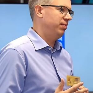 Frank Thelen Instagram - “Eat that frog!” 🐸

Dieses Sprichwort aus dem Englischen bedeutet so viel wie: Erledige diese eine unangenehme Aufgabe, die du schon viel zu lange vor dir herschiebst, obwohl du weißt, dass sie dich an dein Ziel bringt.

Als ich mit Vox für einen Tag als Vertretungslehrer eine Schulklasse zu einem Thema meiner Wahl unterrichten durfte, brachte ich ihnen deshalb einen kleinen Frosch mit. Er soll sie daran erinnern, dass wir oftmals unsere Komfortzone verlassen müssen, um wirklich erfolgreich zu sein & unsere Ziele zu erreichen.

Außerdem bekamen sie von mir eine personalisierte Kreditkarte mit virtuellen Guthaben – sie soll sie daran erinnern, dass Geld nicht alles ist und sie dazu ermutigen, ihrer Passion zu folgen.

Dass es auch ohne Kreditkarte mit unendlichem Guthaben – dafür aber mit vielen, vielen Fröschen geht – zeigt meine eigene Lebensgeschichte. Ich habe sie in Startup-DNA heruntergeschrieben und hoffe, dass der ein oder andere daraus etwas mitnimmt und vielleicht selber den Mut ergreift, diese eine verrückte Idee in die Tat umzusetzen, ein Unternehmen zu gründen oder einfach immer wieder aufzustehen. 📖🚀

Was hättet ihr den Schülern mitgegeben? Welcher Gegenstand motiviert euch?

#DerVertretungslehrer #eatthatfrog #komfortzone #passion #freiheit