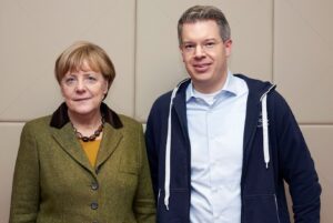 Frank Thelen Instagram - Happy Birthday zum 70. Geburtstag, liebe Angela! 🎂
Ich durfte während ihrer Zeit als Kanzlerin viel mit ihr diskutieren - wir waren zwar nicht immer einer Meinung, aber sie hat Deutschland und Europa zusammengehalten 🇪🇺 Vielen Dank dafür 🙏