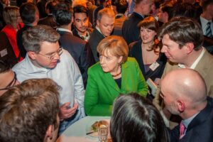 Frank Thelen Instagram - Happy Birthday zum 70. Geburtstag, liebe Angela! 🎂
Ich durfte während ihrer Zeit als Kanzlerin viel mit ihr diskutieren - wir waren zwar nicht immer einer Meinung, aber sie hat Deutschland und Europa zusammengehalten 🇪🇺 Vielen Dank dafür 🙏