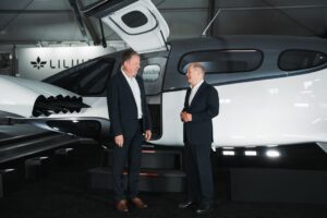 Frank Thelen Instagram - Lilium stellt gerade in Berlin bei der @ilaberlin unserem Bundeskanzler den Lilium-Jet in Originalgröße vor. 🙂 

@liliumaviation CEO Klaus Roewe hat heute unseren Bundeskanzler Olaf Scholz am Stand empfangen, so wie beim Digitalgipfel 2018 einer der Gründer Daniel Wiegand unsere damalige Kanzlerin Angela Merkel, damals noch mit einem deutlich kleinerem 2-Sitzer Prototyp des Lilium-Jets. 

Seitdem ist viel passiert, und es macht jeden Tag große Freude, zu sehen, wie das Lilium-Team wächst und seiner großen Vision vom emissionsfreien Fliegen näher kommt. 🙏 

Keine Anlageberatung.

#lilium #ila2024 #bundeskanzler #flugtaxi #evtol