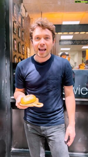 Frankie Celenza Instagram - How do you eat bagels? 🥯🤔 

At @popupbagels it’s all about the “rip and dip.” Catch @frankiecooks chowing down on New York’s finest on tomorrow’s episode of Worth the Hype, only on @tastemade.