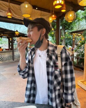 Frankie Chan Instagram - 次次去完迪士尼都會好開心咁出返嚟🥰
我最鍾意玩灰熊山谷🐻🎢！你哋呢？

#mirror #皮皮 #hkdisneyland #februarydump