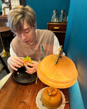 Frankie Chan Instagram - 來來來叉叉先有電🔋！
#frankie #皮皮