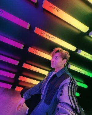 Frankie Chan Instagram - 一直以來都辛苦Spotify各位工作人員同editors喇🥰
我哋係MIRROR🤍
#spotify #singapore #mirror #frankie #皮皮