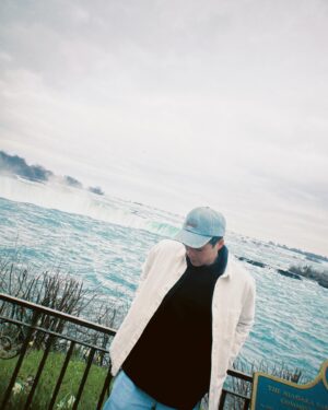 Frankie Chan Instagram - 睇完Niagara Falls就返香港！
第一次出門咁耐🥺開始home sick喇～
喉嚨有啲唔舒服，返去即刻執返劑地道涼茶飲🥰
屋企，我返嚟喇🥳
#mirror #frankie #皮皮 #Toronto