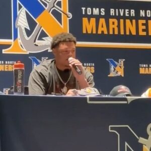 Frankie Edgar Instagram - Toms River, NJ natives Frankie Edgar and Todd Frazier crash 4️⃣⭐️ OL Jaelyne Matthews commitment ceremony as he chooses #Rutgers

👉 https://tinyurl.com/mry7b4h4