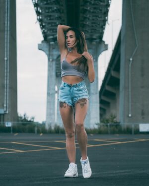 Frankie Kennedy Instagram - I remember thinking, “damn it’s cold outside today” while shooting this back in the early fall, now I’d kill for this weather again😅 Cmon Spring!

@shotbysolo