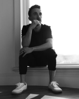 Frankie Muniz Instagram - You know when you find a product that seems too good to be true but you try it and it changes your life? That’s me with @arenabarefoot shoes. I’ve suffered from foot pain on and off for the past couple of years and these shoes have made a massive difference in my day to day life. I have relief! I’m now obsessed with them and just wanted to share them with y’all. I’ve added their link in my bio. Merry Christmas and happy holidays!