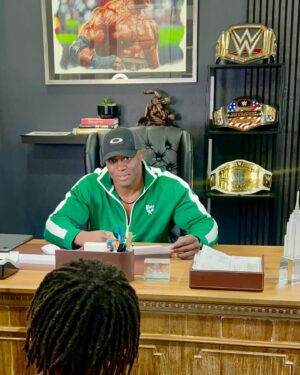 Franklin Lashley Instagram - Being a dad is not just about being a provider, but also about being a role model. Every day, you have the opportunity to inspire and shape the life of your kids. Embrace this responsibility with love, patience, and determination. You have the power to make a positive difference in their lives. Happy Motivation Monday, dads!

#fatherandson #dadlife #bepresent #mondaymotivation