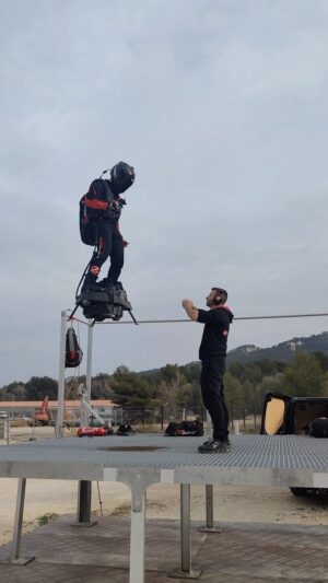Franky Zapata Instagram - No hands needed😉

#frankyzapata #flyboardair #jetpack #zapata #future #technology #innovation #engineering #mobility