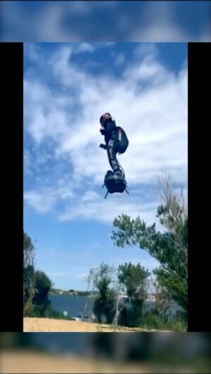 Franky Zapata Instagram - 💨 Décollez avec le Flyboard® Air, l’engin incroyable de @frankyzapata qui défie toutes les lois physiques pour permettre à l’homme de voler ! @zapata_company 

▶️ Franky Zapata : les défis fous de l’homme volant, un documentaire à découvrir ce lundi à 21h10 sur RMC Découverte et @rmc_bfm_play 

@satisfactiongroup @ahproduction.fr
#flyboard #flyboardair #technology #technologie #rmcdécouverte #frankyzapata