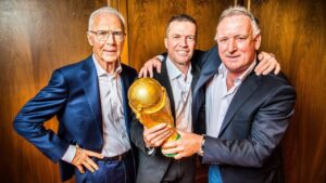 Franz Beckenbauer Instagram - 30 years later #franzbeckenbauer #beckenbauer #fb
#kaiser #franzbeckenbauerstiftung #beckenbauerstiftung #worldcup #weltmeisterschaft #trophy #dfb ©️NIELS STARNICK / BILD