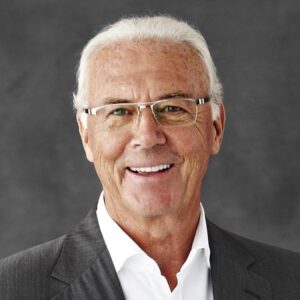 Franz Beckenbauer Instagram - Happy after two German wins. 🏆

#franzbeckenbauer #beckenbauer #fb
#kaiser #franzbeckenbauerstiftung #beckenbauerstiftung #worldcup #weltmeisterschaft #trophy #dfb #adidas #fcbayern 
©️mhm