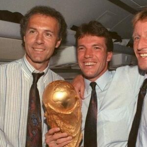 Franz Beckenbauer Instagram - Roughly 30 years ago we managed to beat a strong Argentinian team at the World Cup Final 1990 in Rome. #franzbeckenbauer #beckenbauer #fb
#kaiser #franzbeckenbauerstiftung #beckenbauerstiftung #worldcup #weltmeisterschaft #trophy #dfb ©️ Wolfgang Eilmes