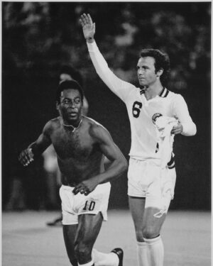 Franz Beckenbauer Instagram - "Football has lost the greatest in its history today - and I have lost a unique friend. Born in Três Corações, Pelé had three hearts: for football, for his family and for all people. One who played with the stars and always stayed grounded. I went to the USA in 1977 because I really wanted to play in a team with Pelé at Cosmos New York. That time alongside him was one of the greatest experiences of my career. We won the US championship at the first attempt and Pelé called me his brother. That was an unimaginable honour for me. Football will always be yours, my friend! You will always remain. Thank you for your game, O Rei!"

„Der Fußball hat heute den Größten seiner Geschichte verloren – und ich einen einzigartigen Freund. Geboren in Três Corações, hatte Pelé drei Herzen: Für den Fußball, für seine Familie und für alle Menschen. Einer, der mit den Sternen spielte und immer auf dem Boden geblieben ist. Ich ging 1977 in die USA, da ich unbedingt mit Pelé bei Cosmos New York in einer Mannschaft spielen wollte. Diese Zeit an seiner Seite war eines der größten Erlebnisse meiner Karriere. Wir wurden zusammen auf Anhieb US-Meister und Pelé nannte mich daraufhin nur noch seinen Bruder. Das war eine unvorstellbare Ehre für mich. Der Fußball wird auf ewig Dir gehören, mein Freund! Du wirst immer bleiben. Danke für Dein Spiel, O Rei!“

©️Rühlmann