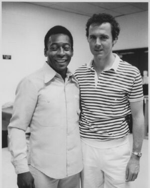 Franz Beckenbauer Instagram - "Football has lost the greatest in its history today - and I have lost a unique friend. Born in Três Corações, Pelé had three hearts: for football, for his family and for all people. One who played with the stars and always stayed grounded. I went to the USA in 1977 because I really wanted to play in a team with Pelé at Cosmos New York. That time alongside him was one of the greatest experiences of my career. We won the US championship at the first attempt and Pelé called me his brother. That was an unimaginable honour for me. Football will always be yours, my friend! You will always remain. Thank you for your game, O Rei!"

„Der Fußball hat heute den Größten seiner Geschichte verloren – und ich einen einzigartigen Freund. Geboren in Três Corações, hatte Pelé drei Herzen: Für den Fußball, für seine Familie und für alle Menschen. Einer, der mit den Sternen spielte und immer auf dem Boden geblieben ist. Ich ging 1977 in die USA, da ich unbedingt mit Pelé bei Cosmos New York in einer Mannschaft spielen wollte. Diese Zeit an seiner Seite war eines der größten Erlebnisse meiner Karriere. Wir wurden zusammen auf Anhieb US-Meister und Pelé nannte mich daraufhin nur noch seinen Bruder. Das war eine unvorstellbare Ehre für mich. Der Fußball wird auf ewig Dir gehören, mein Freund! Du wirst immer bleiben. Danke für Dein Spiel, O Rei!“

©️Rühlmann