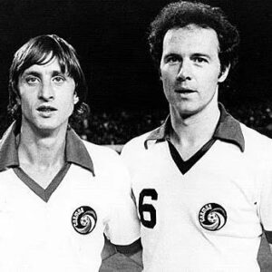 Franz Beckenbauer Instagram - With @johancruyff at @pele farewell game for @nycosmos #franzbeckenbauer #beckenbauer #fb
#kaiser #franzbeckenbauerstiftung #beckenbauerstiftung #cosmos #newyork #cruyff ©️Getty