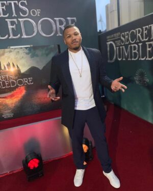 Franz Drameh Instagram - Great night at the Secrets of Dumbledore world premiere. 
👔: @styledbyfatz__ 
•
•
•
•
#film #fantasticbeasts #secretsofdumbledore #fashion #mensfashion #redcarpet #actor #warnerbros #