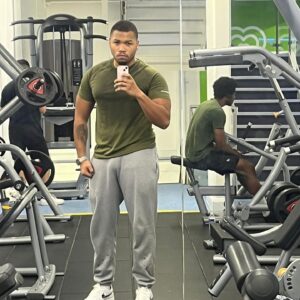 Franz Drameh Instagram - New year, new motivation. Now my 20s are in the rear view it’s time to really fight the dad bod! 😅