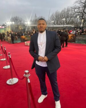 Franz Drameh Instagram - Great night at the Secrets of Dumbledore world premiere. 
👔: @styledbyfatz__ 
•
•
•
•
#film #fantasticbeasts #secretsofdumbledore #fashion #mensfashion #redcarpet #actor #warnerbros #