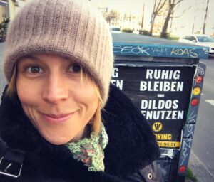 Franziska Weisz Instagram - No more words needed. #wearealltogetherinthis #socialdistancing #keinewerbungweilmichkeinerdafürbezahlt #loveintimesofcrisis