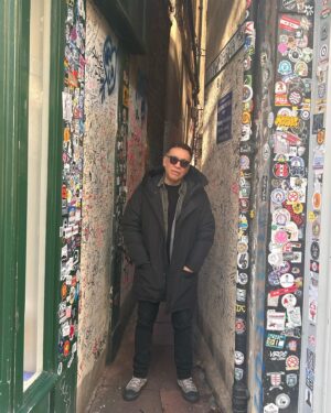 Fred Armisen Instagram - Brighton! 🇬🇧
1 and 2: Quadrophenia Alley
3: @clem.burke came to the Brighton show! I got to do my drumming impression of him (my favorite drummer) for him. 
@officialthewho @blondieofficial @quadropheniaalley 

Photo credit: @rebeccaclaycole