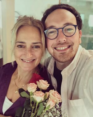 Fred Elboni Instagram - Sempre que me sento para escrever algo especial para minha mãe, fico flertando com palavras bonitas, tentando encaixá-las de um jeito luminoso, mas, no fundo, tudo sempre acaba em “obrigado e te amo”. 

Agradecer, contemplar, lembrar... Agradecer quem amamos. Amor e gratidão são os sentimentos que imperam. É isso que eu genuinamente sinto, e o que ainda tenho para te falar, direi hoje no nosso almoço de domingo. Te amo, mãe!