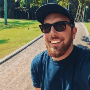 Fred Elboni Instagram - Em uma única palavra, somente uma, o que te faz sorrir? ☺️
