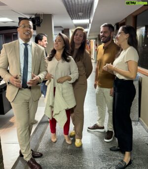 Fred Ferreira Instagram - Vamos focar nos detalhes! Vou falar o bastidor das fotos. Foto 1 - A admiração dos meus colegas por mim! ❤️ O olhar de @ritayoshimine  é  incrível!tá vidrada!  @ludoyle também estava emocionada! E @andredbarroso  nem preciso comentar né ? Foto 2: eu pedindo para @raquelhonorato1 registrar o momento ! Foto 3: Rita percebe que tava sensível e tenta justificar e @marianasalgueiro tenta acalmá-la Foto 4: Mariana fica com pouca paciência com Rita Foto 5: todos falam para Rita que eu gosto dela e ela não acredita muito! Foto 6: paz no corredor e Rita feliz com minhas declarações pra ela ! A melhor do mundoooooo ❤️❤️❤️❤️