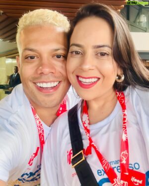 Fred Ferreira Instagram - Vive primeiro, posta depois! Nosso Carnaval cheio de selfies e alegrias. Gerentona ganhou um marido nevado na folia. Ficou brava? Ficou! Muito! Mas depois caiu na lábia do loiro pivete. 🤣 Encontramos amigos, brasilienses, pulamos muito, passamos perrengues “incríveis”, mas diga que valeu? VALEU DEMAIS! Salvador é injeção de ânimo para enfrentar os outros dias depois da quarta-feira de cinzas! E que venha 2024! Bora macetar tudo, calabresos!