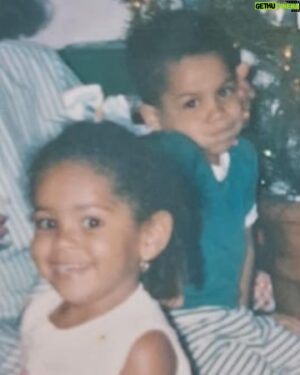 Fred Ferreira Instagram - A gata tá de aniversário hoje e merece tudo de bom na vida! Minha parceira desde os tempos de lambada com Kaoma. Sempre cuidei e sempre foi zoada por mim 😇. Paulinha, vc chegou pertinho do meu aniversário. Foi e é um grande presente pra mim! Você é a garantia do meu sorriso, dos agitos mais aleatórios. Somos IRMÃOS 💪🏽 Que Deus te abençoe, minha pretinha mais linda do mundo! 😍 genética né ? Desta vez vou poupar as imagens antigas do casalzinho dançando lambada ! Vamos de puro carinho, tirando meleca mesmo.