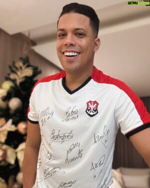 Fred Ferreira Instagram - Acabei de receber aqui em casa esse presentaço! Camisa do Fla totalmente autografada. É para poucos, eu sei. Vou fazer um quadro! Valeu meu amigo, Biberg! Gratidão! Feliz 2024 pra você e toda sua família.