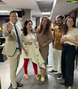 Fred Ferreira Instagram - Vamos focar nos detalhes! Vou falar o bastidor das fotos. Foto 1 - A admiração dos meus colegas por mim! ❤️ O olhar de @ritayoshimine  é  incrível!tá vidrada!  @ludoyle também estava emocionada! E @andredbarroso  nem preciso comentar né ? Foto 2: eu pedindo para @raquelhonorato1 registrar o momento ! Foto 3: Rita percebe que tava sensível e tenta justificar e @marianasalgueiro tenta acalmá-la Foto 4: Mariana fica com pouca paciência com Rita Foto 5: todos falam para Rita que eu gosto dela e ela não acredita muito! Foto 6: paz no corredor e Rita feliz com minhas declarações pra ela ! A melhor do mundoooooo ❤️❤️❤️❤️