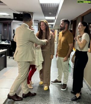 Fred Ferreira Instagram - Vamos focar nos detalhes! Vou falar o bastidor das fotos. Foto 1 - A admiração dos meus colegas por mim! ❤️ O olhar de @ritayoshimine  é  incrível!tá vidrada!  @ludoyle também estava emocionada! E @andredbarroso  nem preciso comentar né ? Foto 2: eu pedindo para @raquelhonorato1 registrar o momento ! Foto 3: Rita percebe que tava sensível e tenta justificar e @marianasalgueiro tenta acalmá-la Foto 4: Mariana fica com pouca paciência com Rita Foto 5: todos falam para Rita que eu gosto dela e ela não acredita muito! Foto 6: paz no corredor e Rita feliz com minhas declarações pra ela ! A melhor do mundoooooo ❤️❤️❤️❤️