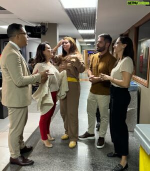 Fred Ferreira Instagram - Vamos focar nos detalhes! Vou falar o bastidor das fotos. Foto 1 - A admiração dos meus colegas por mim! ❤️ O olhar de @ritayoshimine  é  incrível!tá vidrada!  @ludoyle também estava emocionada! E @andredbarroso  nem preciso comentar né ? Foto 2: eu pedindo para @raquelhonorato1 registrar o momento ! Foto 3: Rita percebe que tava sensível e tenta justificar e @marianasalgueiro tenta acalmá-la Foto 4: Mariana fica com pouca paciência com Rita Foto 5: todos falam para Rita que eu gosto dela e ela não acredita muito! Foto 6: paz no corredor e Rita feliz com minhas declarações pra ela ! A melhor do mundoooooo ❤️❤️❤️❤️