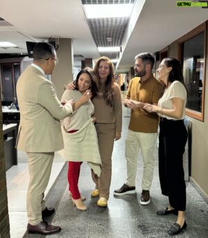 Fred Ferreira Instagram - Vamos focar nos detalhes! Vou falar o bastidor das fotos. Foto 1 - A admiração dos meus colegas por mim! ❤️ O olhar de @ritayoshimine  é  incrível!tá vidrada!  @ludoyle também estava emocionada! E @andredbarroso  nem preciso comentar né ? Foto 2: eu pedindo para @raquelhonorato1 registrar o momento ! Foto 3: Rita percebe que tava sensível e tenta justificar e @marianasalgueiro tenta acalmá-la Foto 4: Mariana fica com pouca paciência com Rita Foto 5: todos falam para Rita que eu gosto dela e ela não acredita muito! Foto 6: paz no corredor e Rita feliz com minhas declarações pra ela ! A melhor do mundoooooo ❤️❤️❤️❤️