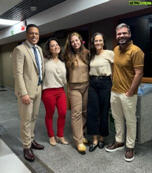 Fred Ferreira Instagram - Vamos focar nos detalhes! Vou falar o bastidor das fotos. Foto 1 - A admiração dos meus colegas por mim! ❤️ O olhar de @ritayoshimine  é  incrível!tá vidrada!  @ludoyle também estava emocionada! E @andredbarroso  nem preciso comentar né ? Foto 2: eu pedindo para @raquelhonorato1 registrar o momento ! Foto 3: Rita percebe que tava sensível e tenta justificar e @marianasalgueiro tenta acalmá-la Foto 4: Mariana fica com pouca paciência com Rita Foto 5: todos falam para Rita que eu gosto dela e ela não acredita muito! Foto 6: paz no corredor e Rita feliz com minhas declarações pra ela ! A melhor do mundoooooo ❤️❤️❤️❤️
