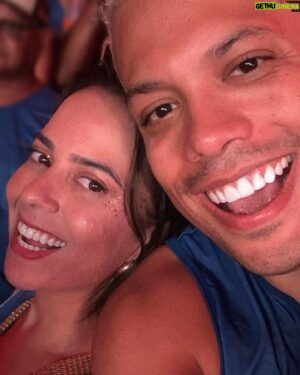 Fred Ferreira Instagram - Vive primeiro, posta depois! Nosso Carnaval cheio de selfies e alegrias. Gerentona ganhou um marido nevado na folia. Ficou brava? Ficou! Muito! Mas depois caiu na lábia do loiro pivete. 🤣 Encontramos amigos, brasilienses, pulamos muito, passamos perrengues “incríveis”, mas diga que valeu? VALEU DEMAIS! Salvador é injeção de ânimo para enfrentar os outros dias depois da quarta-feira de cinzas! E que venha 2024! Bora macetar tudo, calabresos!