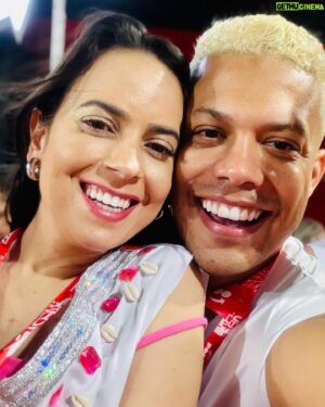 Fred Ferreira Instagram - Vive primeiro, posta depois! Nosso Carnaval cheio de selfies e alegrias. Gerentona ganhou um marido nevado na folia. Ficou brava? Ficou! Muito! Mas depois caiu na lábia do loiro pivete. 🤣 Encontramos amigos, brasilienses, pulamos muito, passamos perrengues “incríveis”, mas diga que valeu? VALEU DEMAIS! Salvador é injeção de ânimo para enfrentar os outros dias depois da quarta-feira de cinzas! E que venha 2024! Bora macetar tudo, calabresos!