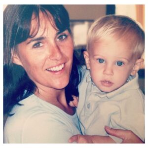 Freddie Thorp Instagram - Happy New Year everybody! As we begin 2018, here’s an old one of me and my beautiful Mummy 🤓❤️ #2018 #happynewyear #baby